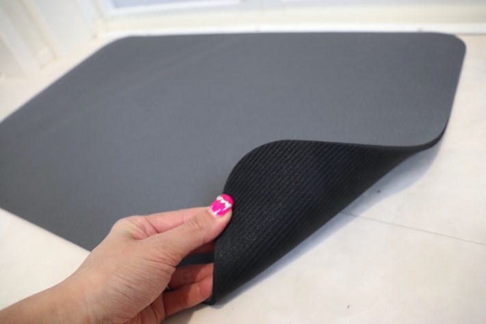 裏面は天然ゴムで滑りづらい