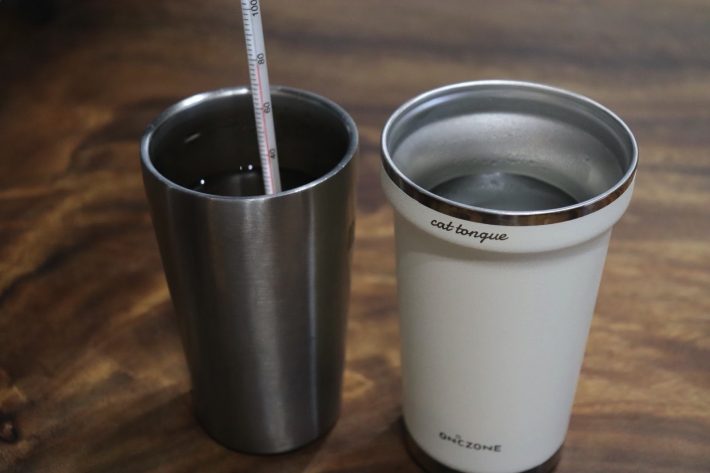 （左）他社のステンレスタンブラー、（右）猫舌専科タンブラー