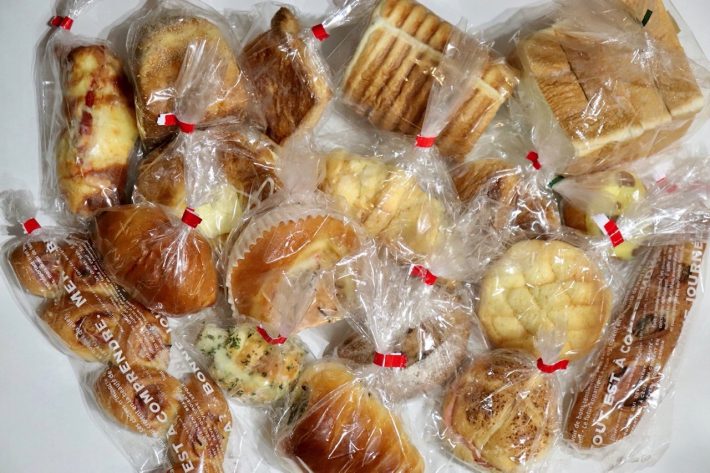 〈石窯パン＆珈琲豆専門店ガウディ〉の「訳ありおまかせパンセット」