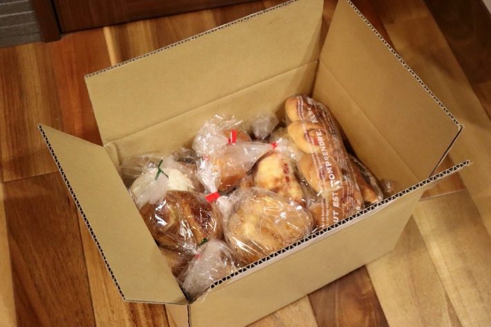 バラエティに富んだパン18個が冷凍で届く
