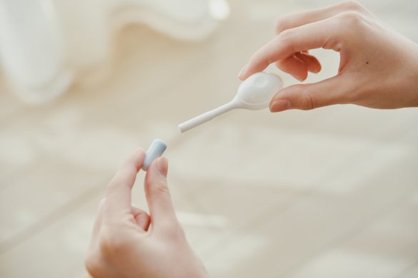 指を清潔にしてキャップをはずす