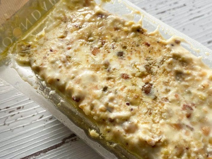 表面には砕いたピスタチオがぎっしり