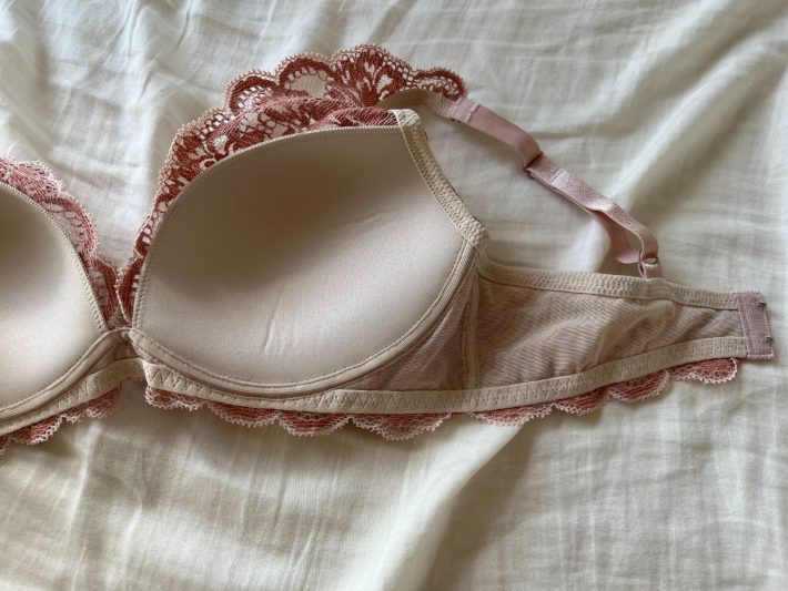 フルカバレッジデザインのカップ