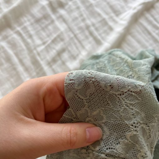 切りっぱなしになっているレース