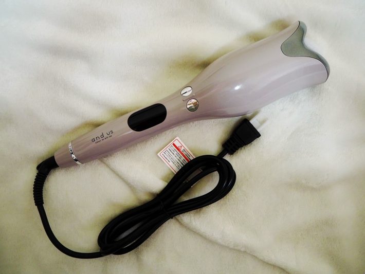 ボタンを押すだけで髪を自動でカール