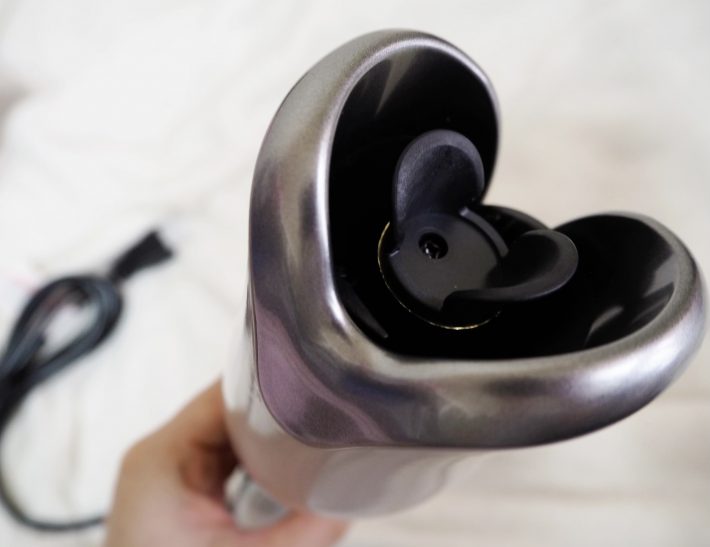 先端はチューリップのように開いている