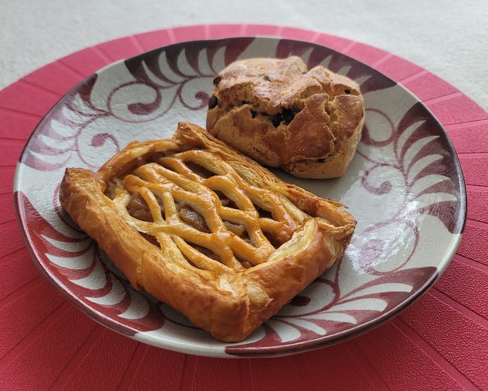 自家製コンポートのアップルパイ　159円／バター香る自家製スコーン（チョコチップ）　118円