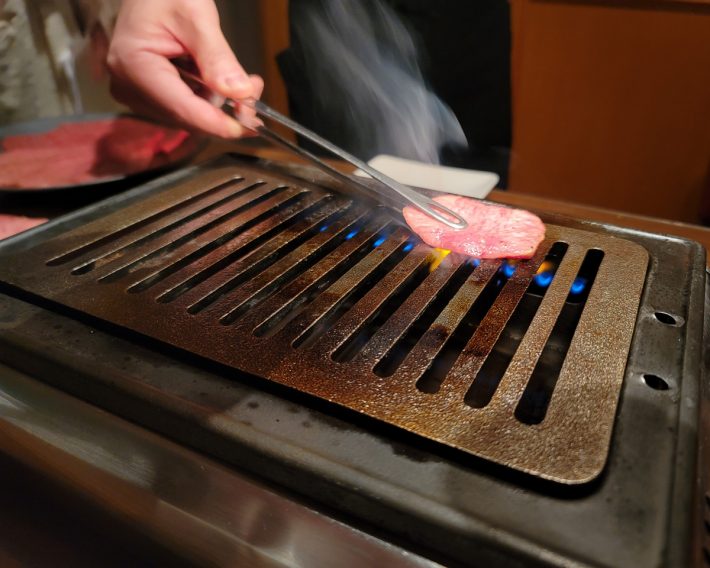 網のサイド部分は強火なので、高温で焼きたい場合に適しています