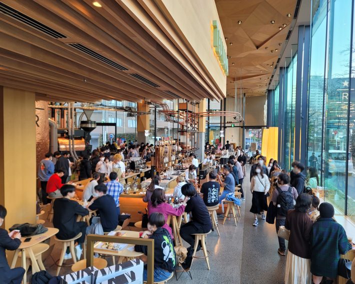 桜はまだ咲いていませんが、平日昼間から国内外の人々で大盛況です