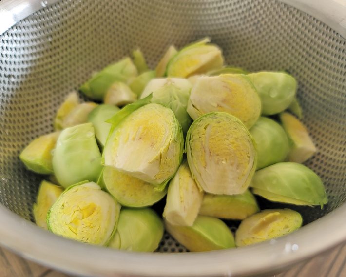 切ってみると、いつものキャベツの断面と同じような構造になっている