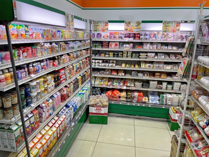 店内の様子。豆腐やバターなどの日配食品の販売高は120％（22年9月～23年2月比較）に伸びています