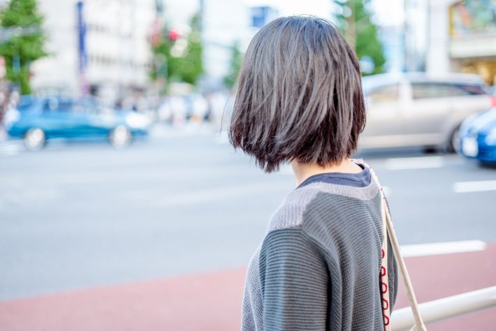 街を眺める女性