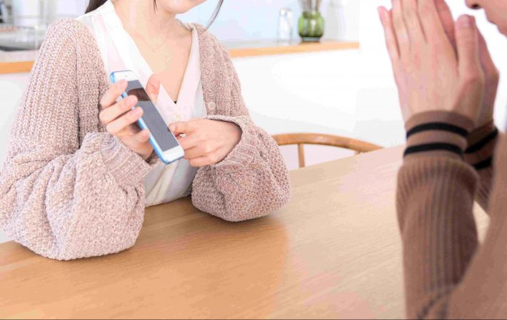 問い詰める女性