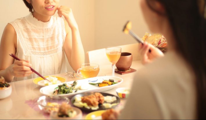 食事する女性
