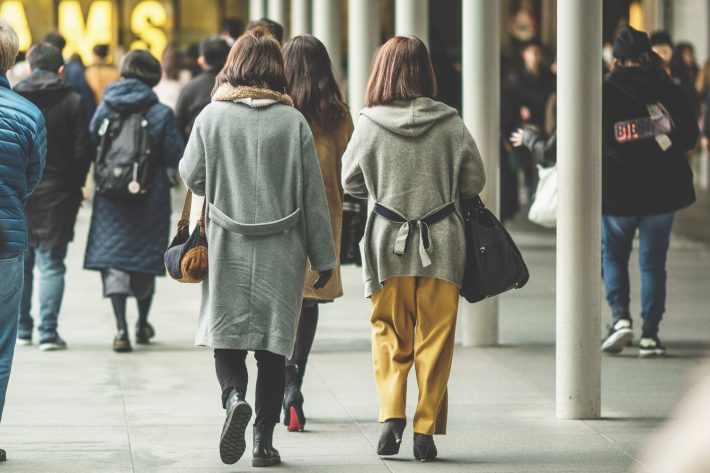 大坂の街を歩く人々