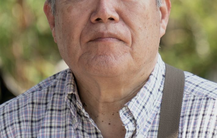 萌夢さんをじっと見つめる中年男性の影