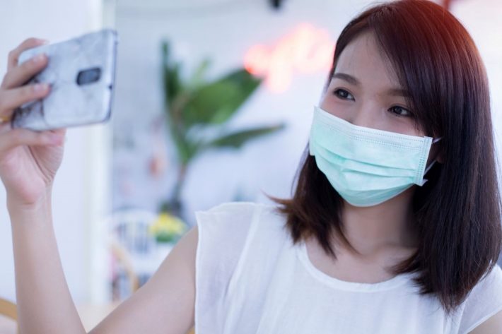 自撮りする女性