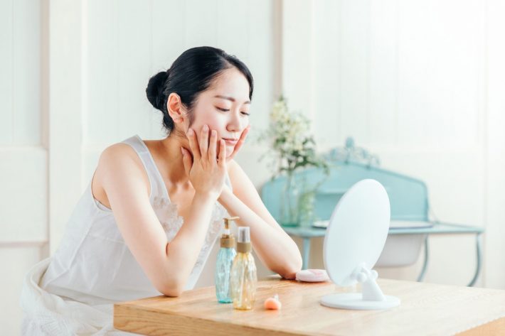 鏡の前で考える女性