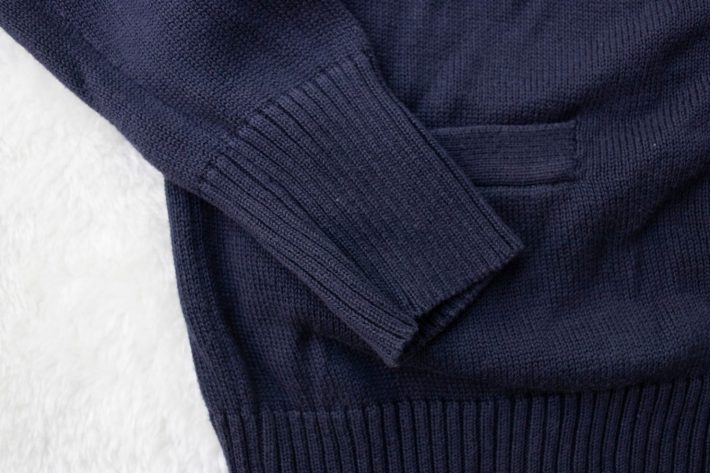 ネイビーのカーディガン
