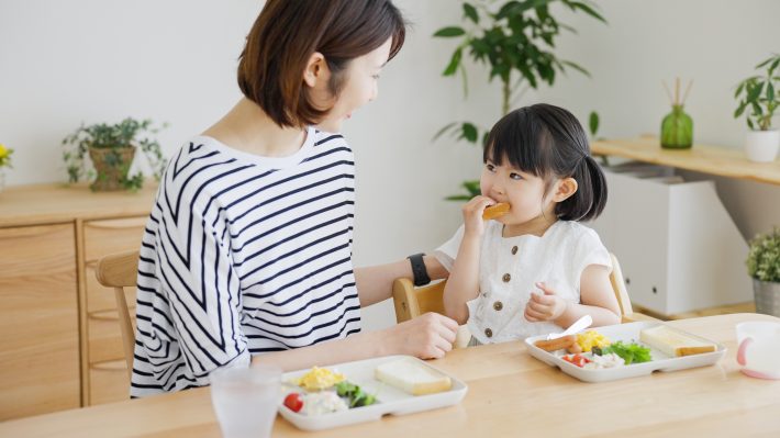 食事する子どもと母親