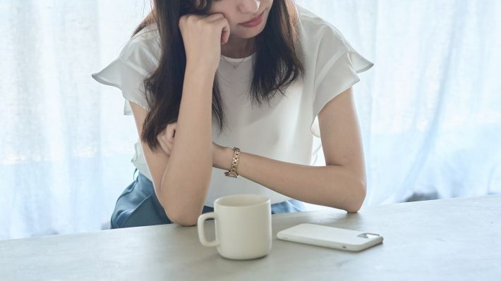 肘をついて考え込む女性　　がっかり