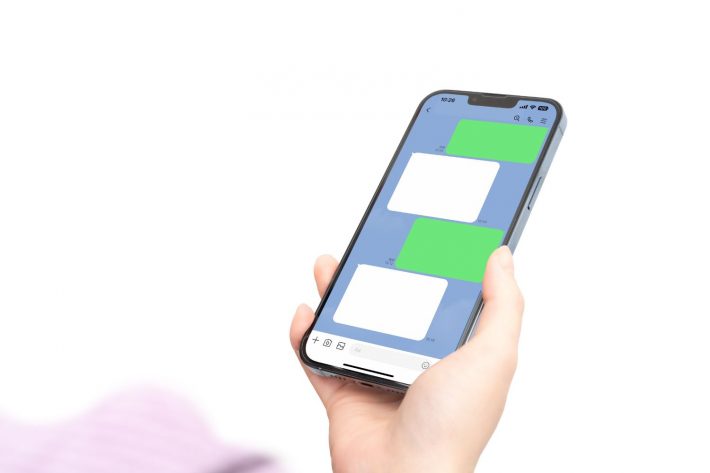 SNSのメッセージを確認する手元