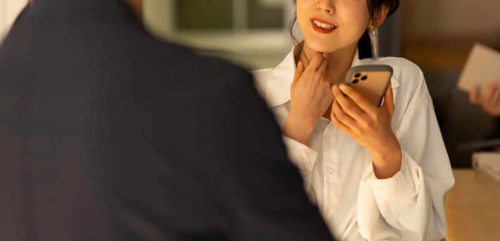 男性と話す女性