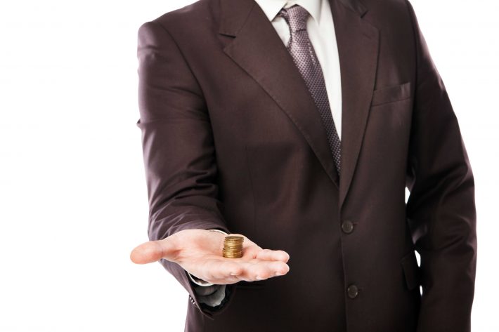 小銭を渡す男性