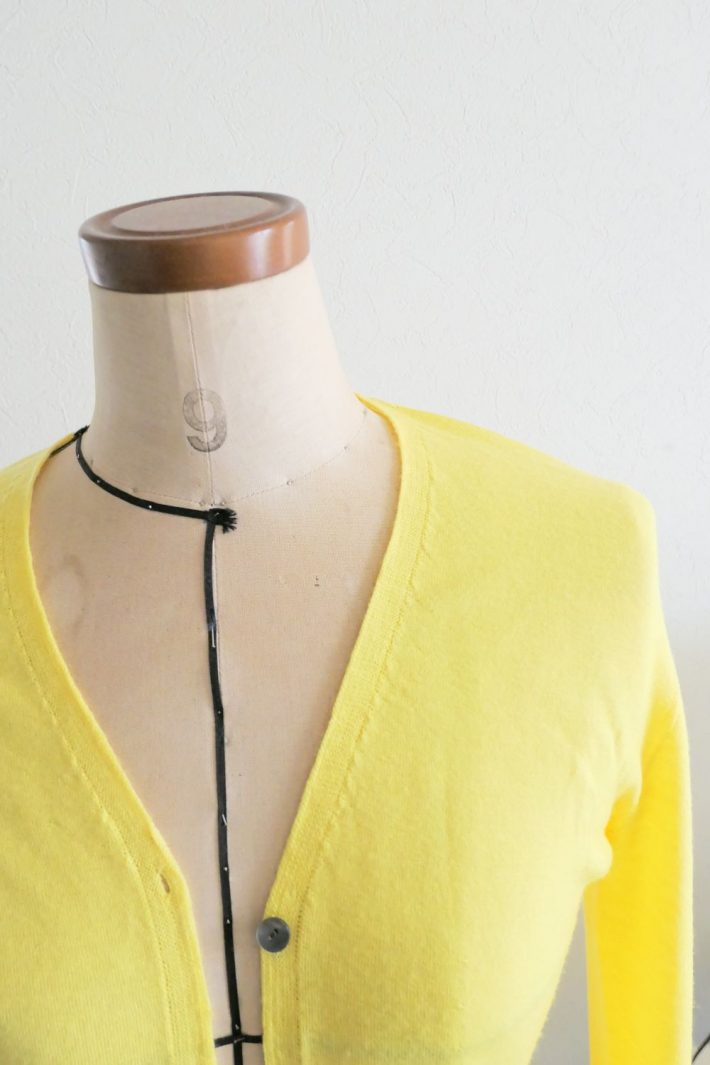 ウールカシミヤの黄色いカーディガン