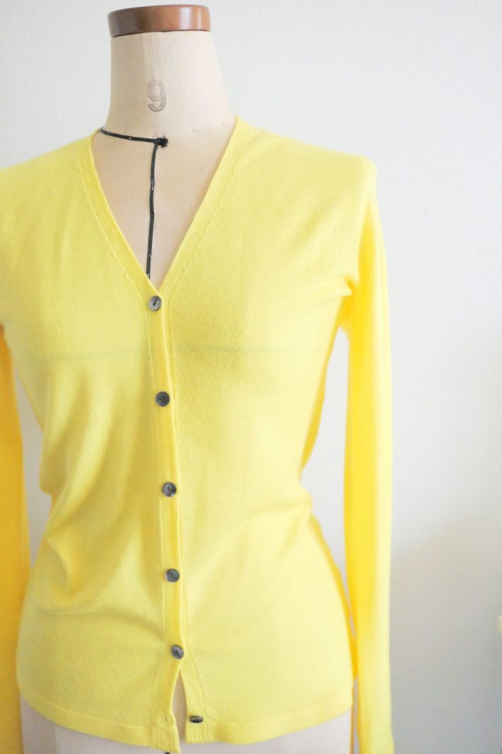 ウールカシミヤの黄色いカーディガン