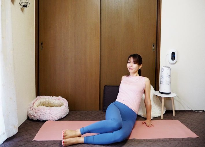 （2）両足を揃えたまま、左右に倒す