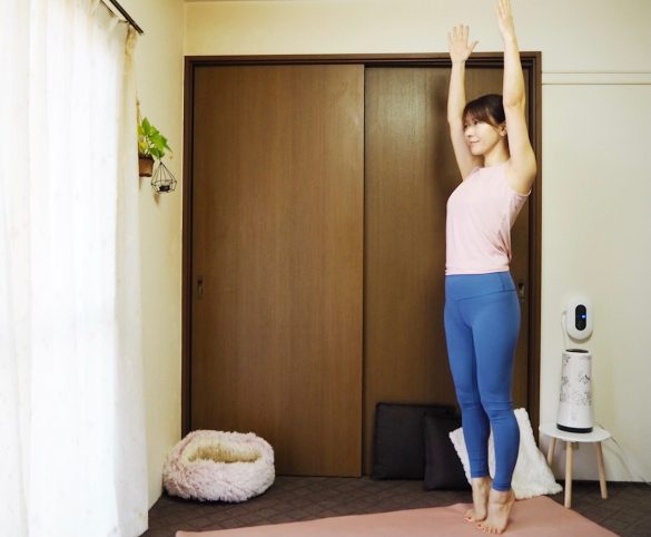 （1）足を揃えて立つ。つま先立ちになり、両腕を頭上に伸ばす