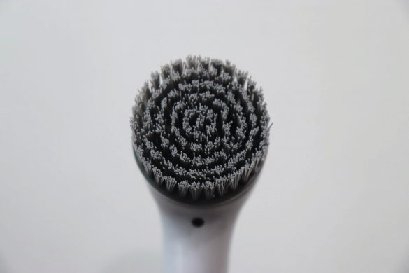 ブラシは丸形で、ナイロン素材のしっかりとした毛
