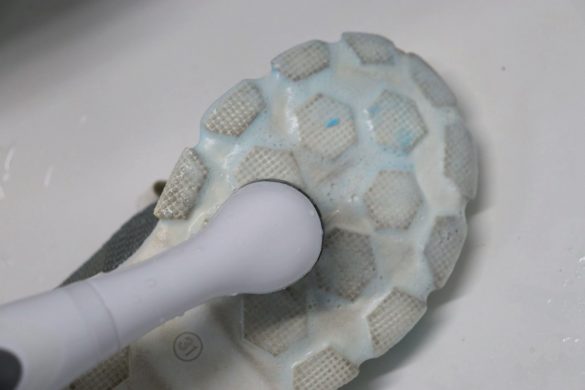 ゴシゴシこすらず、ブラシを当てるだけでOK