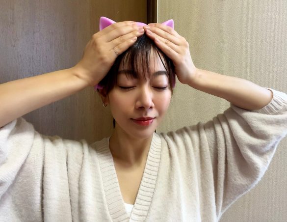 両手でカチューシャ全体を押す