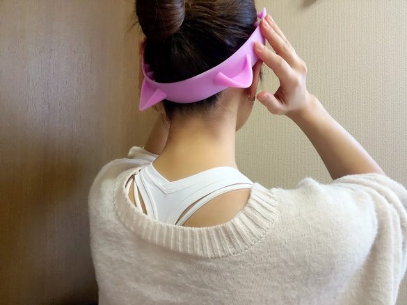 カチューシャを逆さにして、生え際のあたりに装着