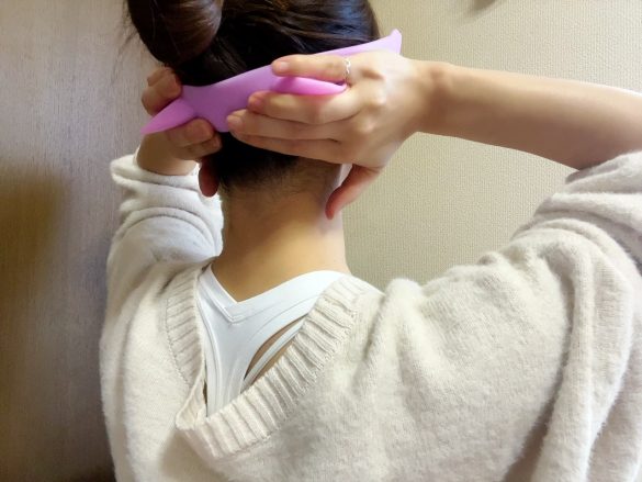 軽く上部に圧をかけるようにして押さえる