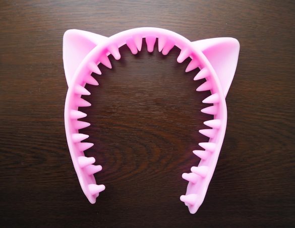 猫耳がついたカチューシャタイプのツボ押しグッズ