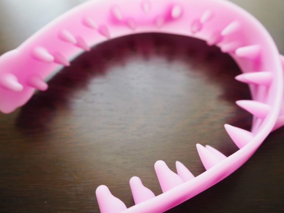 尖ったコーン型だったり、丸みのある引っかけ型