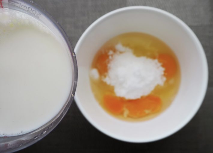 1.ボウルに卵・牛乳・砂糖を入れ、しっかりと混ぜ合わせます。