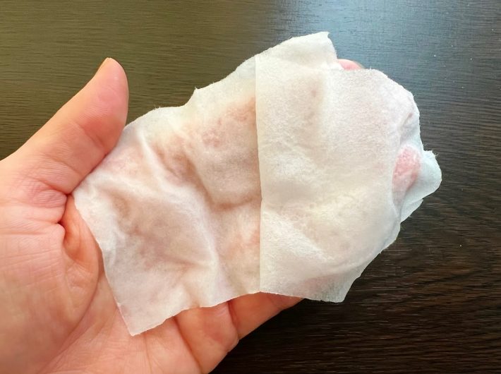 数枚重ねて化粧水を染み込ませ軽く揉む