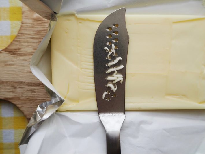 バターナイフを左から右へスライド