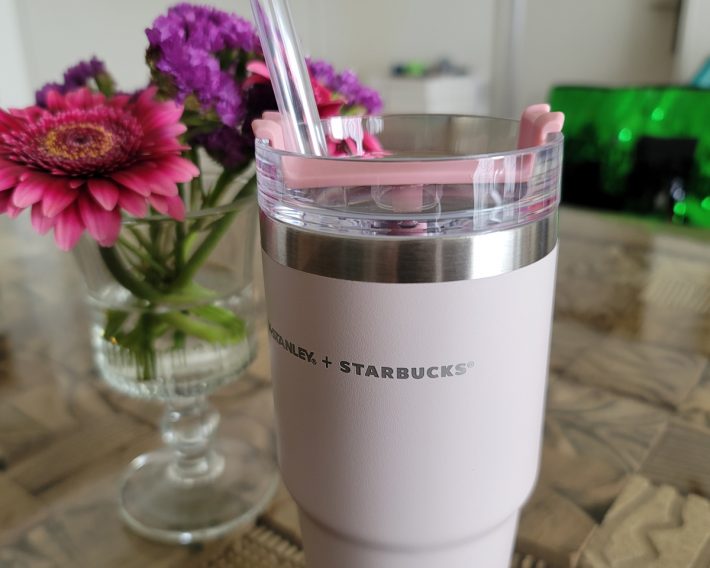 リッドのカバーパーツが回転するようになっていて、ストローをさしてアイスドリンクを楽むこともできる