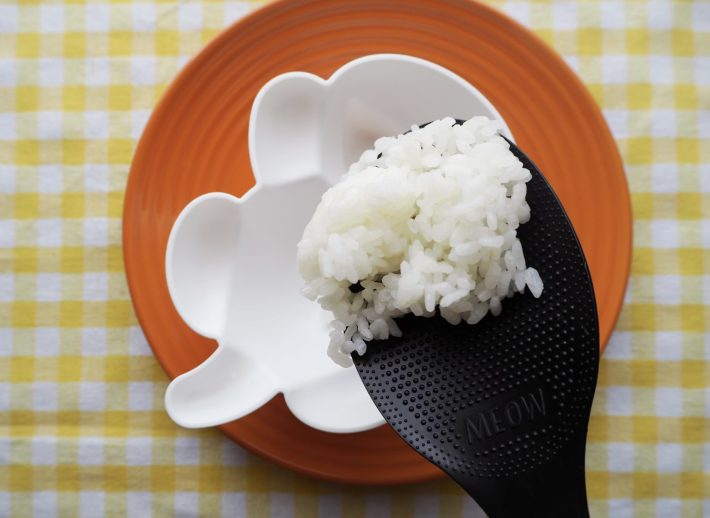 コツは耳からご飯を詰める