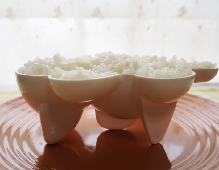 容器は逆さにした状態でも自立する