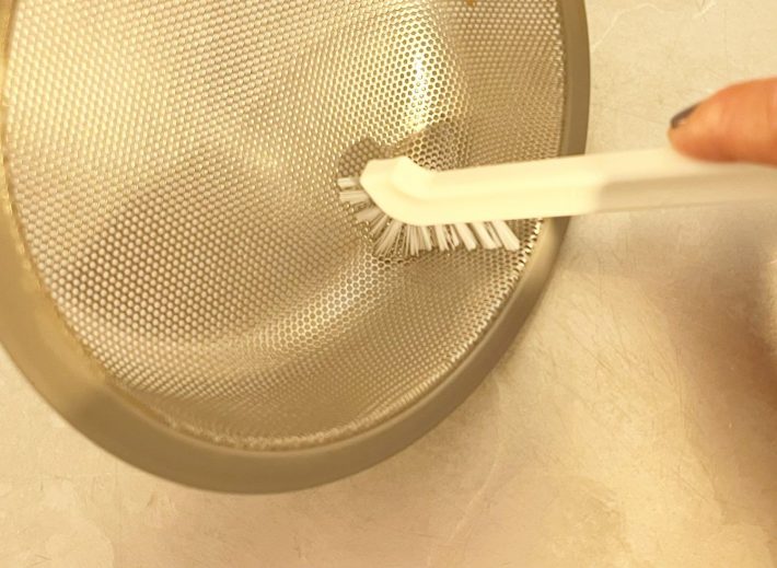 排水口ブラシで受け皿を掃除