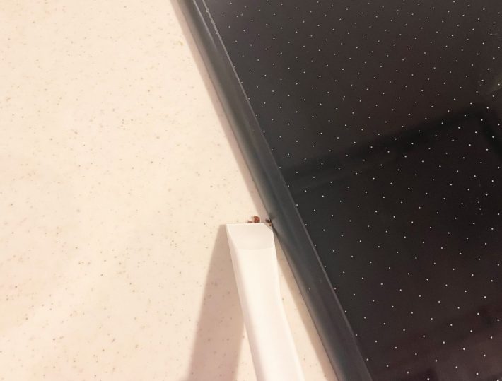 コンロの汚れを落とすお掃除ヘラ