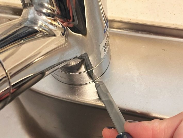 ピンポイントお掃除ヘラと蛇口の根元