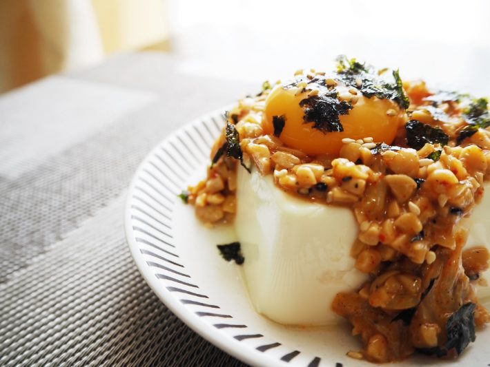 器にしている豆腐ごとペロリ