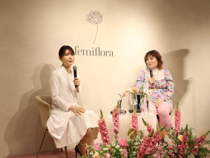 左から、友利新さん、フォーリンラブ・バービーさん